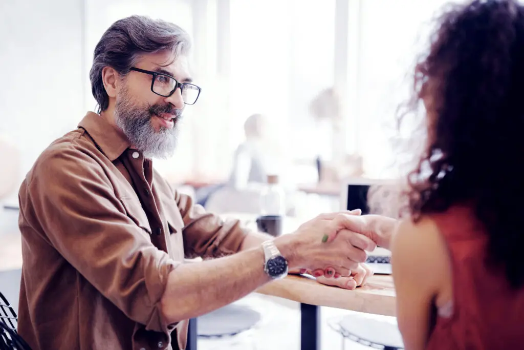Kennenlernsituation bei einer Bewerbung, Handshake